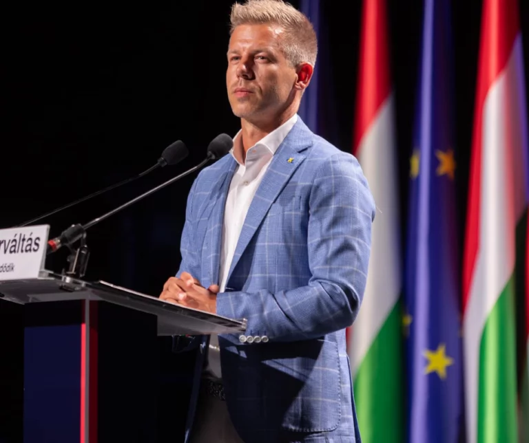 Magyar Péter: A Fidesz két hete még azt állította, hogy az ukránok fejlesztették a Tisza Világ applikációt, tegnap pedig már azt, hogy épp ők törték fel