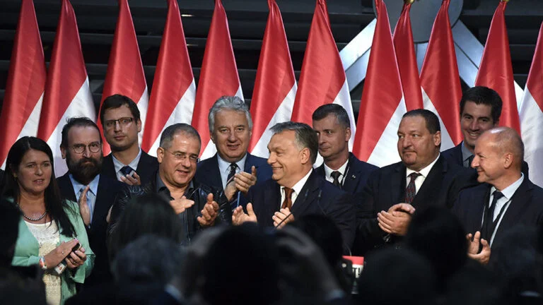 Annyira kapaszkodik a hatalomba a kormány, hogy mind belerokkanunk