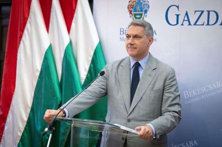 Lázár fia továbbra is fogja használni a miniszter sofőrös autóját