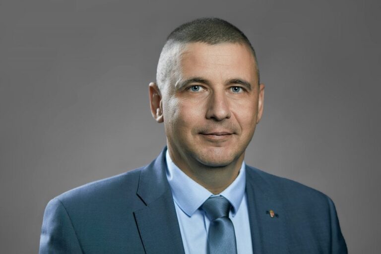 Gyanúsítottként hallgatták ki Ruszin-Szendi Romuluszt a kötcsei incidense miatt – a Tisza Párt politikusát koncepciós eljárással próbálják lejáratni