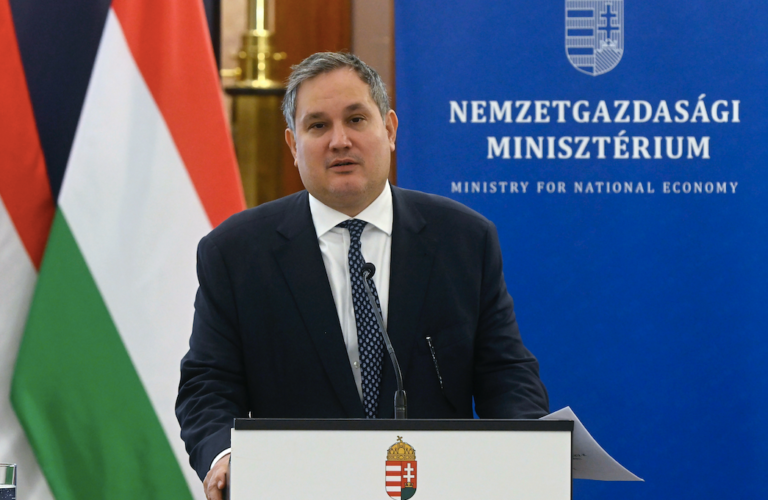 Repülőrajt helyett jött a 0 százalékos gazdasági növekedés – Nagy Márton szerint decemberig itt se lesz fáklyásmenet
