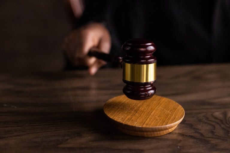Letartóztatták a nógrádi nőt, aki deszkával támadt a rendőrökre