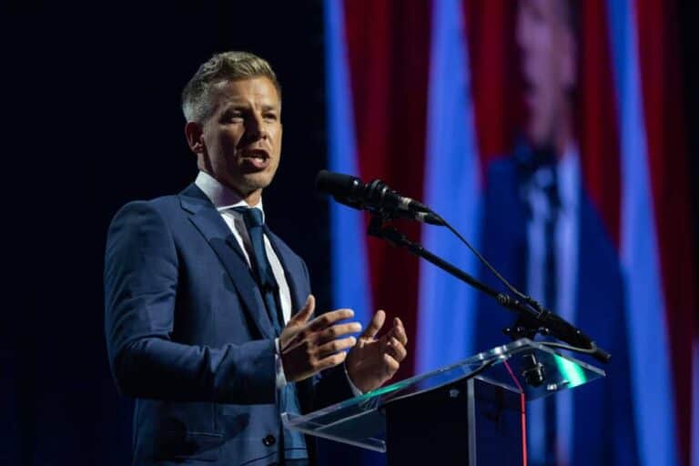 Magyar Péter: Lázár János jött rá, hogy nem valós közvélemény-kutatási adatokat mutatnak a miniszterelnöknek – belső sokk a Fideszben, gyorsuló kampány a Tiszánál