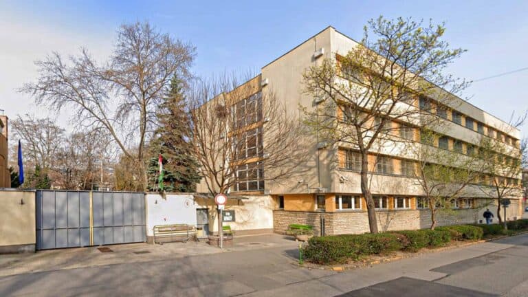 Kihallgatták a gyermekvédelmi visszaélésekről beszélő, volt intézményvezetőt, aki szerint magas rangú politikusokig érnek a szálak