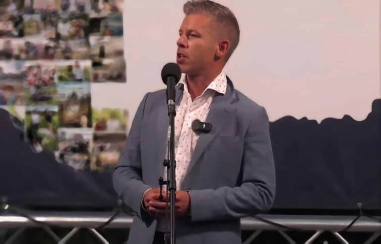 Könnyek, kétségbeesés, emberség: Magyar Péter szívszorító pillanata Szolnokon