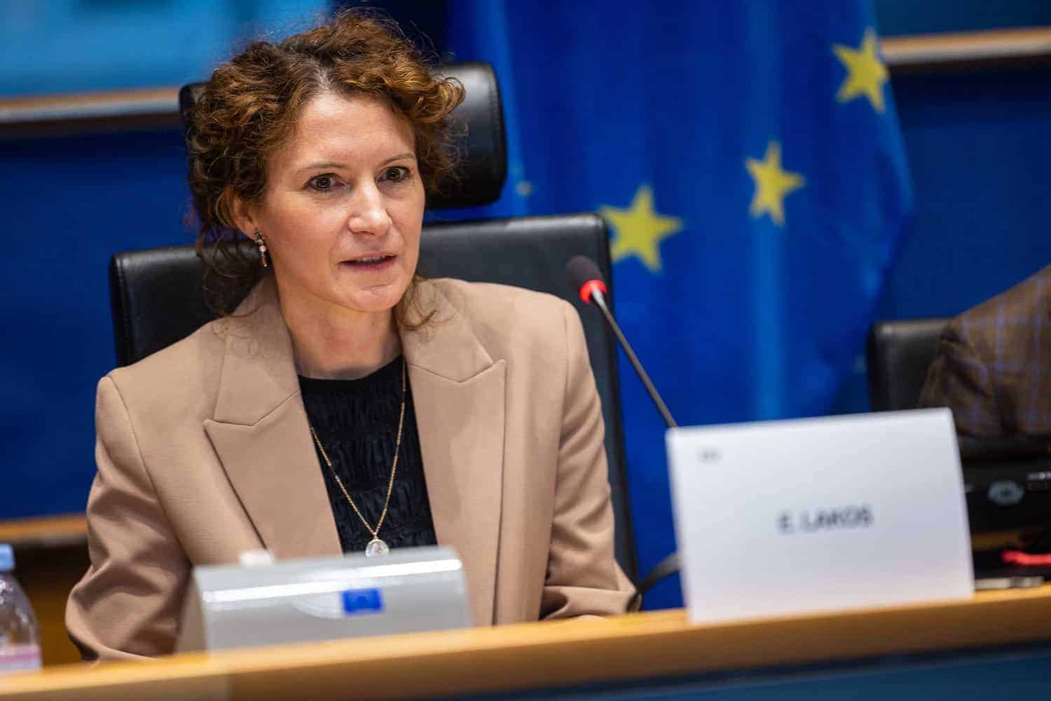 Lakos Eszter – A brüsszeli háttérből érkező, higgadt hang a jövőről, esélyről és igazságosságról