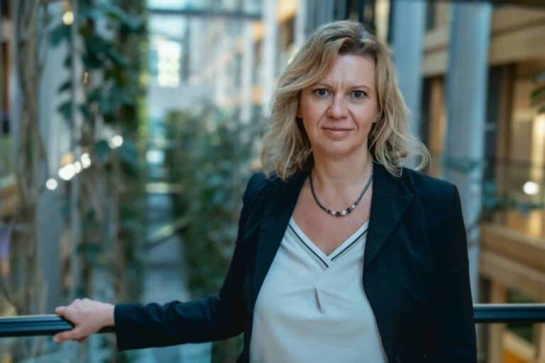 Jog, hit és hivatás – Kollár Kinga, a Tisza Párt brüsszeli hangja