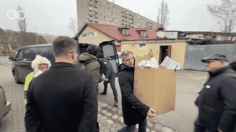 Magyar Péterék ismét játékadományokat vittek egy budapesti gyermekotthonba, de nem mehettek be