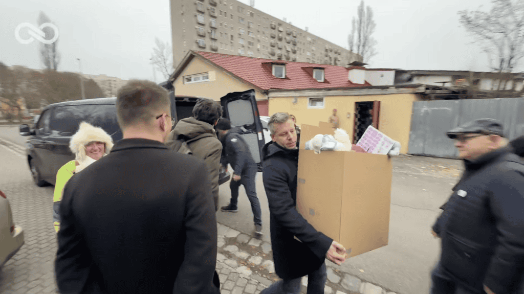 Magyar Péterék ismét játékadományokat vittek egy budapesti gyermekotthonba, de nem mehettek be