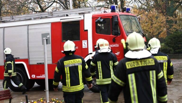 Tűzhelyen felejtett étel, égve hagyott gyertyák – 413 alkalommal riasztották a tűzoltókat karácsonykor