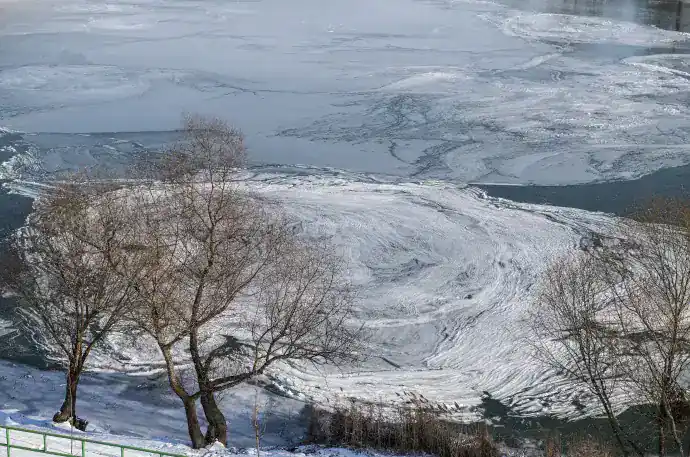 Operatív törzs: A Tiszán teljes hajózási zárlat lépett érvénybe, az ónos eső miatt több baleset történt – országos helyzetkép a téli károkról