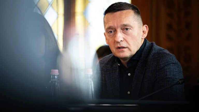 444: Rogánék parancsba adták, hogy a minisztériumok fideszes üzeneteket posztoljanak