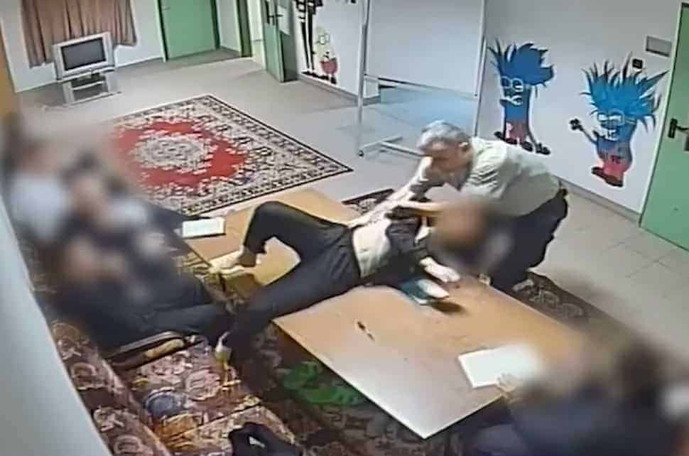 Erőszakos verekedés egy irodában, a dolgozók pánikban próbálnak közbelépni.