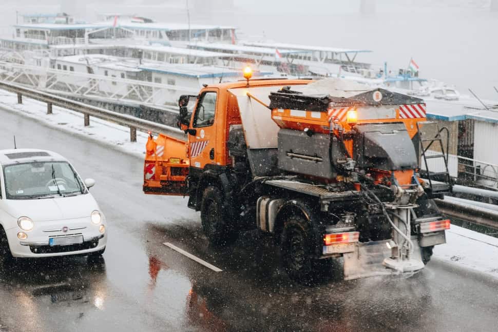 Ónos eső zúdul Budapestre: másodfokú riasztást adtak ki a fővárosra és több vármegyére is – jégpáncél és közlekedési káosz fenyeget