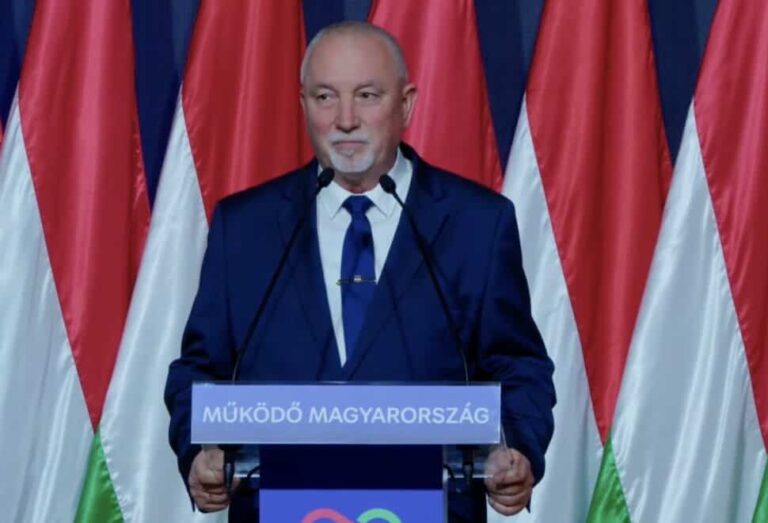 Állva tapsolták a volt rendőrkapitányt, akit minden rangjától megfosztottak, mert a Tisza mellé állt