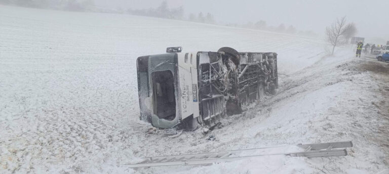 Válságos a közlekedési helyzet Nyugat-Magyarországon – buszbalesetek, vasúti káosz és útlezárások bénítják a térséget