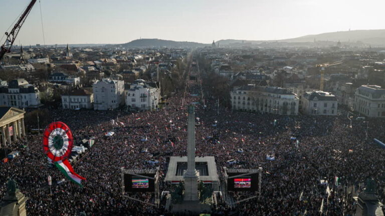 Egy közgazdász szerint a Tisza Párt rendezvényén háromszor annyian voltak, mint a Békemeneten