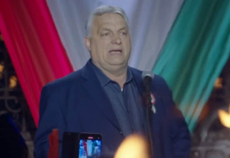 Orbán Kaposváron kezdte a nyílt fórumait, rengeteg rendőr, valtonos biztonságiak és a tetőkön mesterlövészek biztosították a rendezvényt