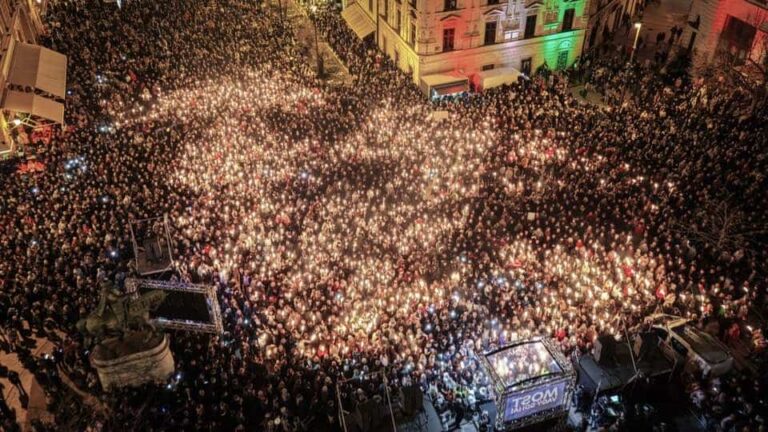 Magyar Péter hatalmas tömeg előtt hívta hajrába a szimpatizánsokat Pécsen – fiatalok ezrei töltötték meg a Széchenyi teret