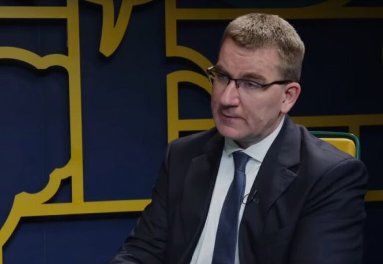 Rácz András hamis zászlós akcióra figyelmeztet: orosz provokátorok jöhetnek – súlyos állítások a választások előtt