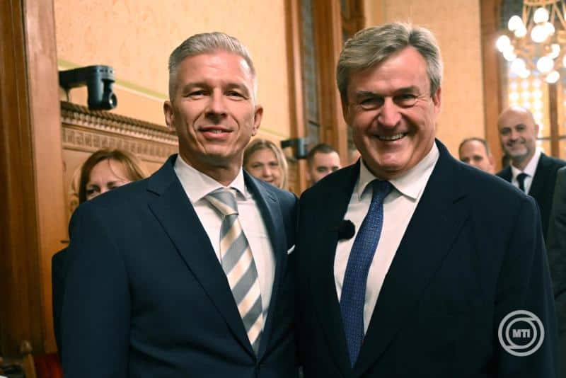 Kapitány István és egy másik férfi portréja egy hivatalos eseményen.