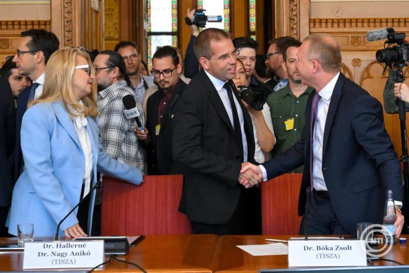 Ruff Bálint és Dr. Bóka Zsolt kezet fog egy hivatalos eseményen.