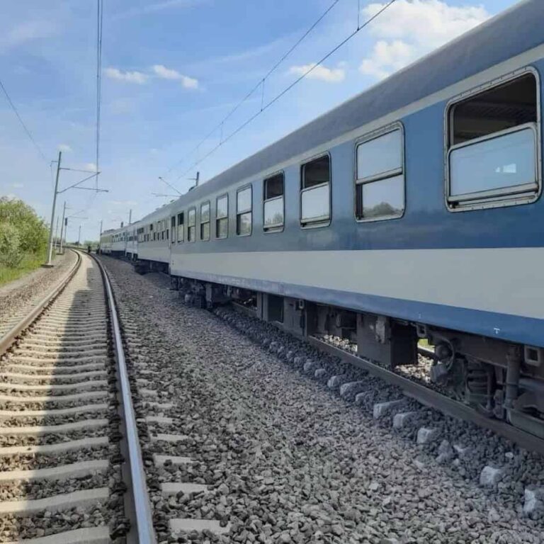 Kisiklott a Békés InterCity Gyománál: ketten megsérültek, Vitézy Dávid a helyszínre tart
