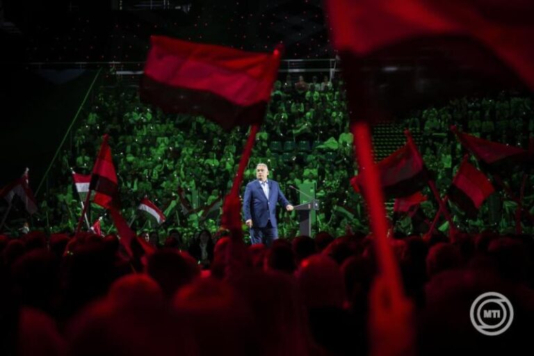 300 millió forintos NKA-támogatást kapott a DPK-gyűléseken is fellépő árnyjátékos társulat